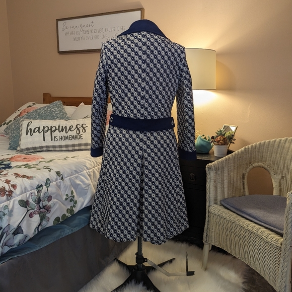 Vintage Jackie Kennedy style blue and white knit coat dress. - Picture 9 of 16